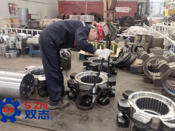 致敬每一位一線工人，堅(jiān)守崗位，兢兢業(yè)業(yè)。_河南雙志